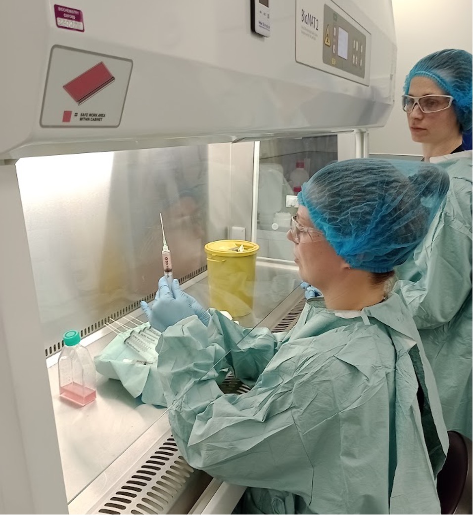 sarah and carolyn in lab