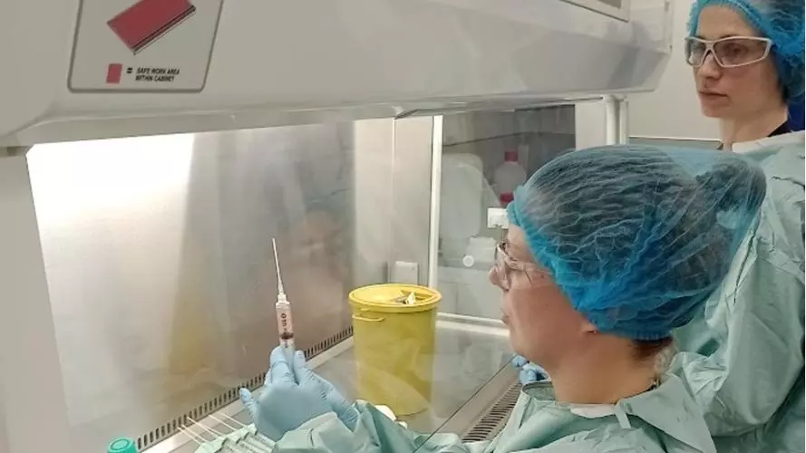 sarah and carolyn in lab